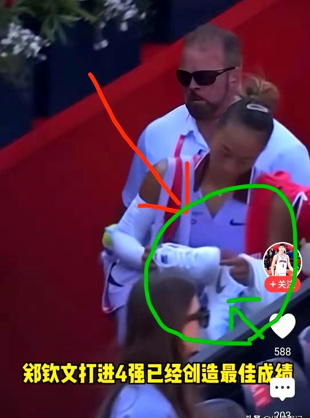 耐克这次真翻车了！郑钦文刚在女王杯半决赛苦战三盘输球，赛后直接举着开胶球鞋黑
