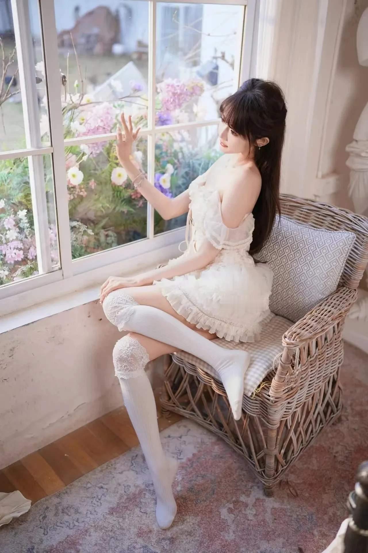 少女心爆棚的梦幻场景，蕾丝裙与花海相映成趣微胖女生怎么穿才能显瘦?女人这辈子可