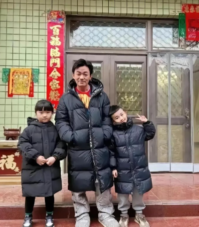 王宝强15岁的儿子，现在越来越像爹。不用做DNA就能猜出这俩是父子。马蓉发儿子的