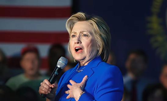 希拉里再次出手了？ 令人没有想到的是，希拉里近日表示，特朗普暗中支持俄罗斯，