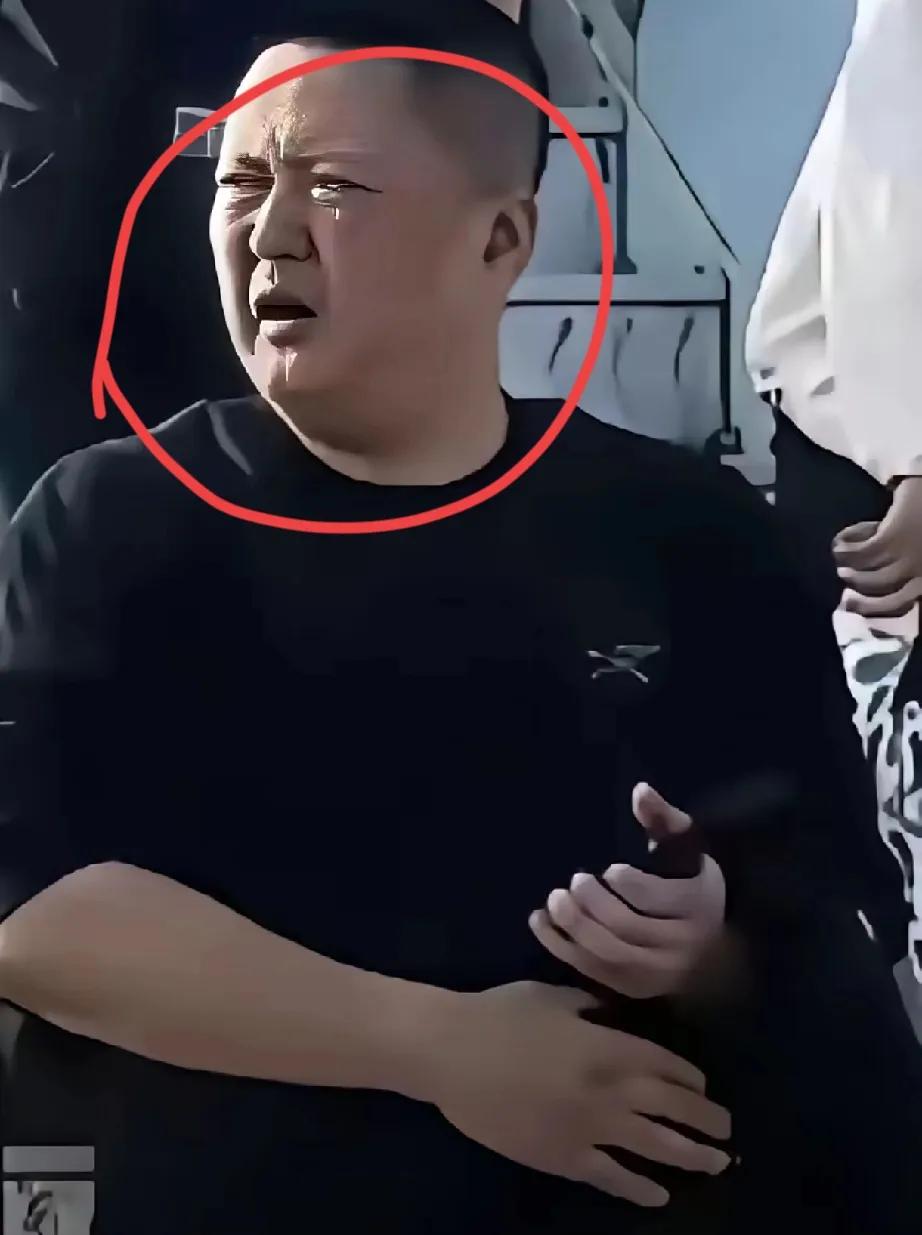 看到欧某某的照片，再回看整个事件，心里很不是滋味。空姐被逼下跪，那种压迫感