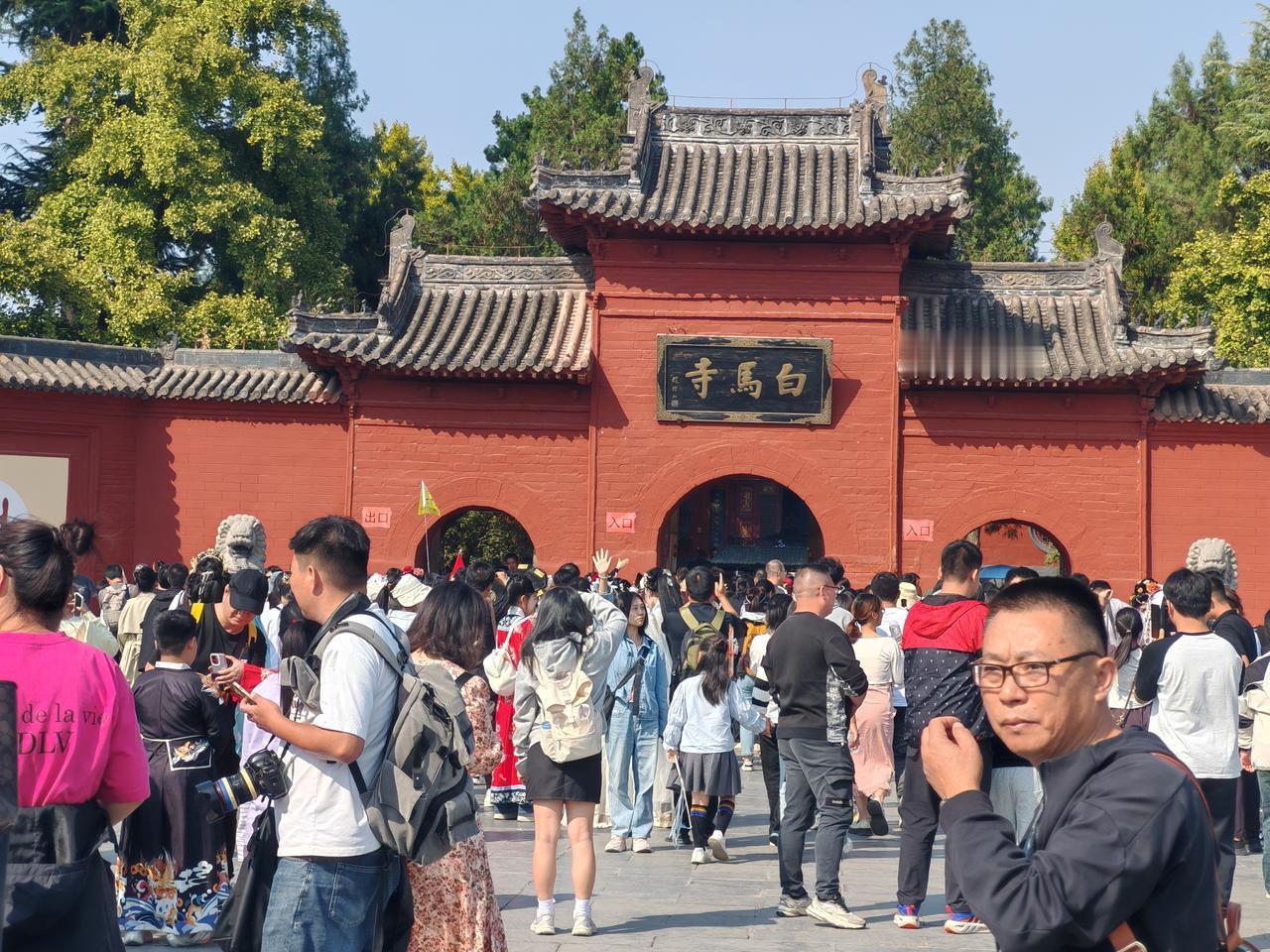 今年五一我去了洛阳白马寺，那场面，简直绝了！刚到门口，就被汹涌的人潮给惊到了，真