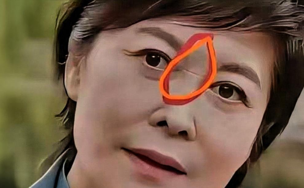 敬一丹鼻梁一道褶被网友当场确诊心脏病，舒畅38岁活动生图稍微圆润就被挂成医美失败，唐嫣状态在线又被写