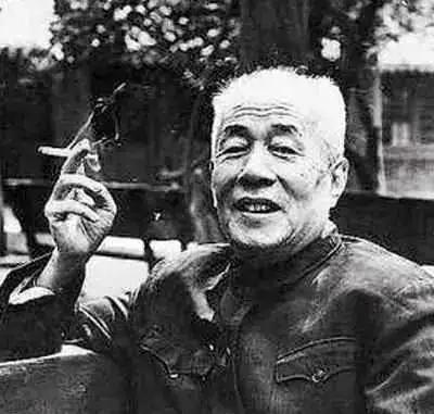 1947年，地下党员王冶秋走进院子，看到满院子的军统特务，就知道自己的身份暴露了