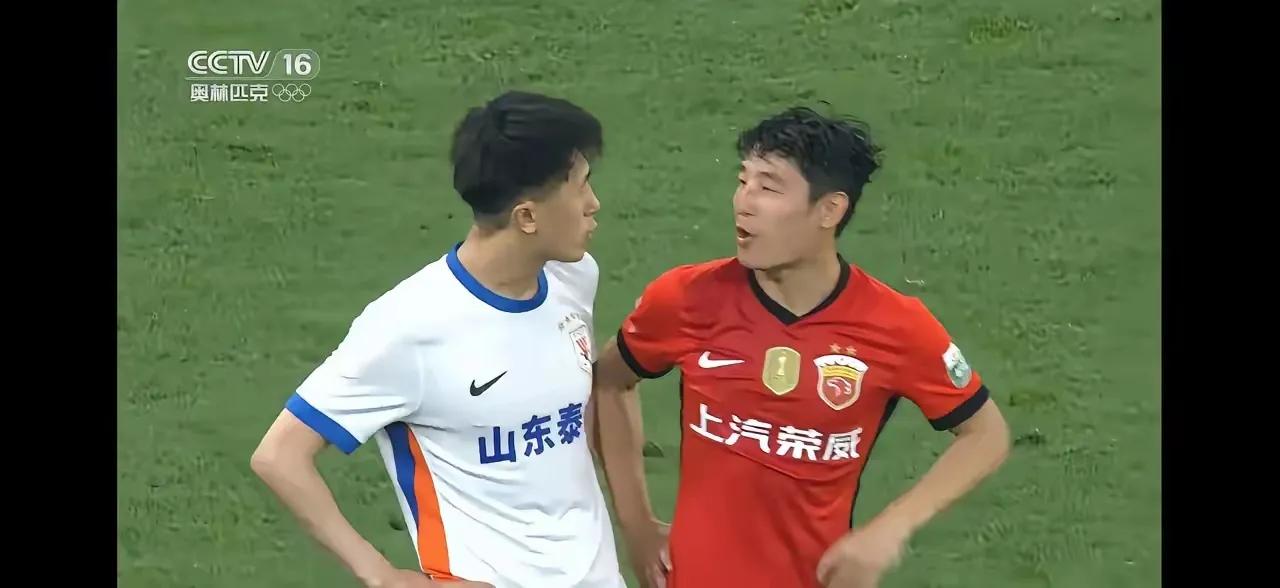 为这温馨的一幕点赞：比赛结束后，海港队与泰山队的两个前锋交流起了比赛心得。泰