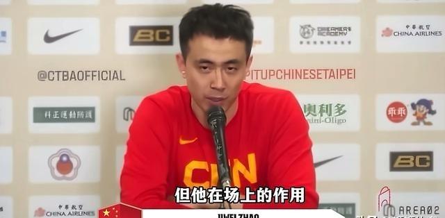 赵继伟在男篮打澳大利亚热身赛时，场下休息直接拿过助教的战术板教王俊杰，这操作太像