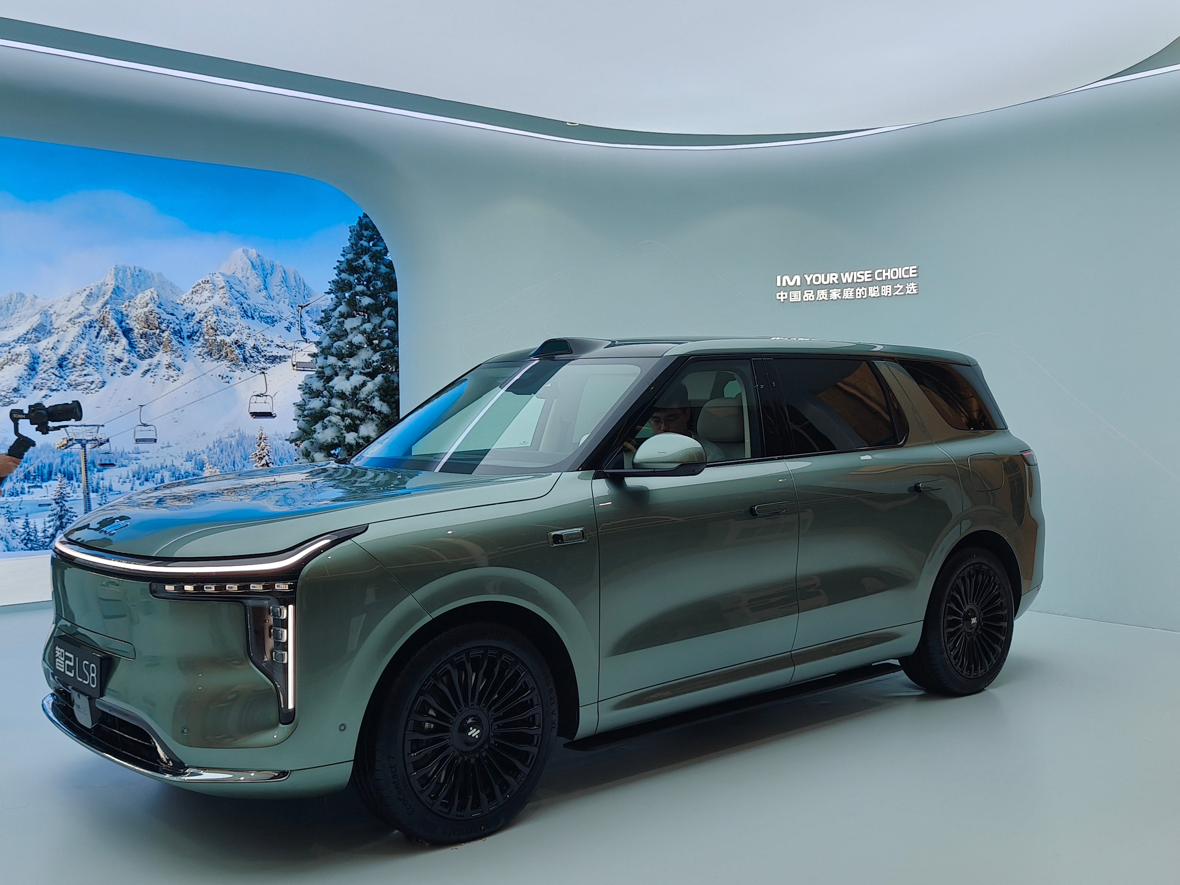 刚看完智己LS8发布会，说实话有点心动🤔5米长的大车，掉头跟高尔夫似的，就冲这