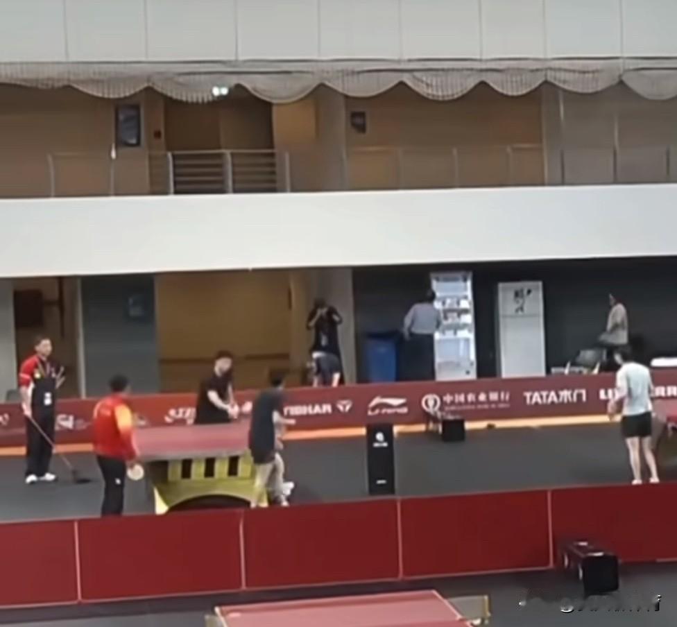 王皓教练真是输急眼了啊！干啥都是亲自上场了，男双比赛，亲自上场指导，赛前训练，亲