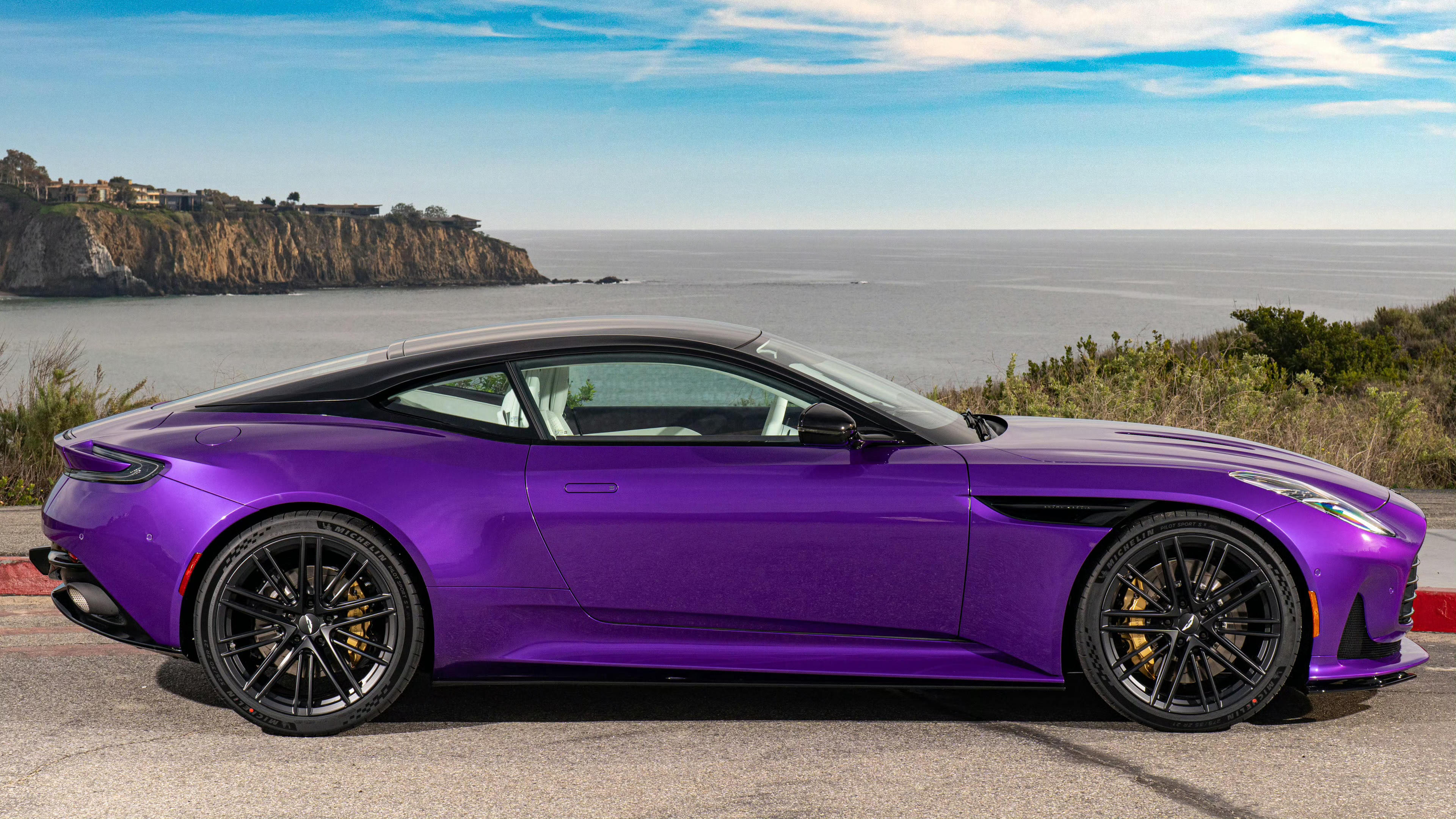 紫色的华为Mate80RS非常惊艳，我觉得紫色肯定要流行一波了，你喜欢紫色吗？