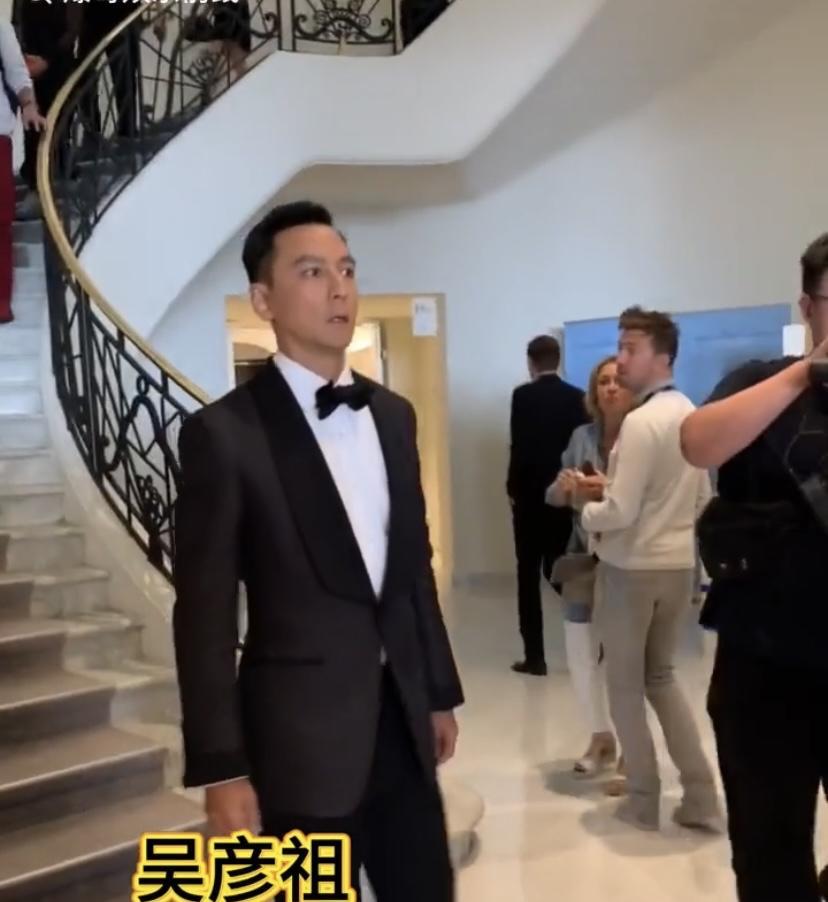娱乐圈里有些男明星真是越老越有韵味。像吴彦祖，年轻时就帅得一塌糊涂，现在成熟的气