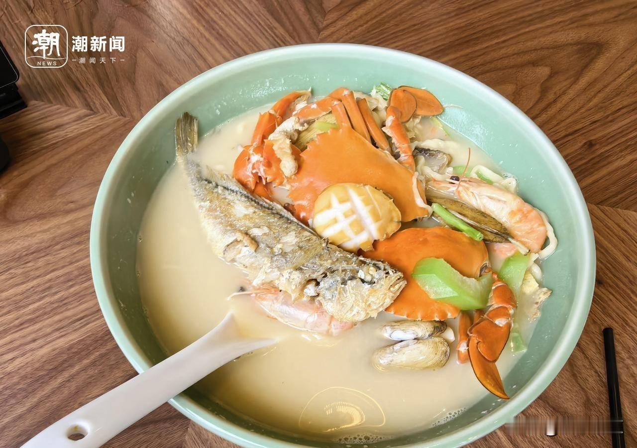一碗面卖300块，四年没涨价也没打折，没人觉得贵。它就在杭州黄龙新店门口排着队
