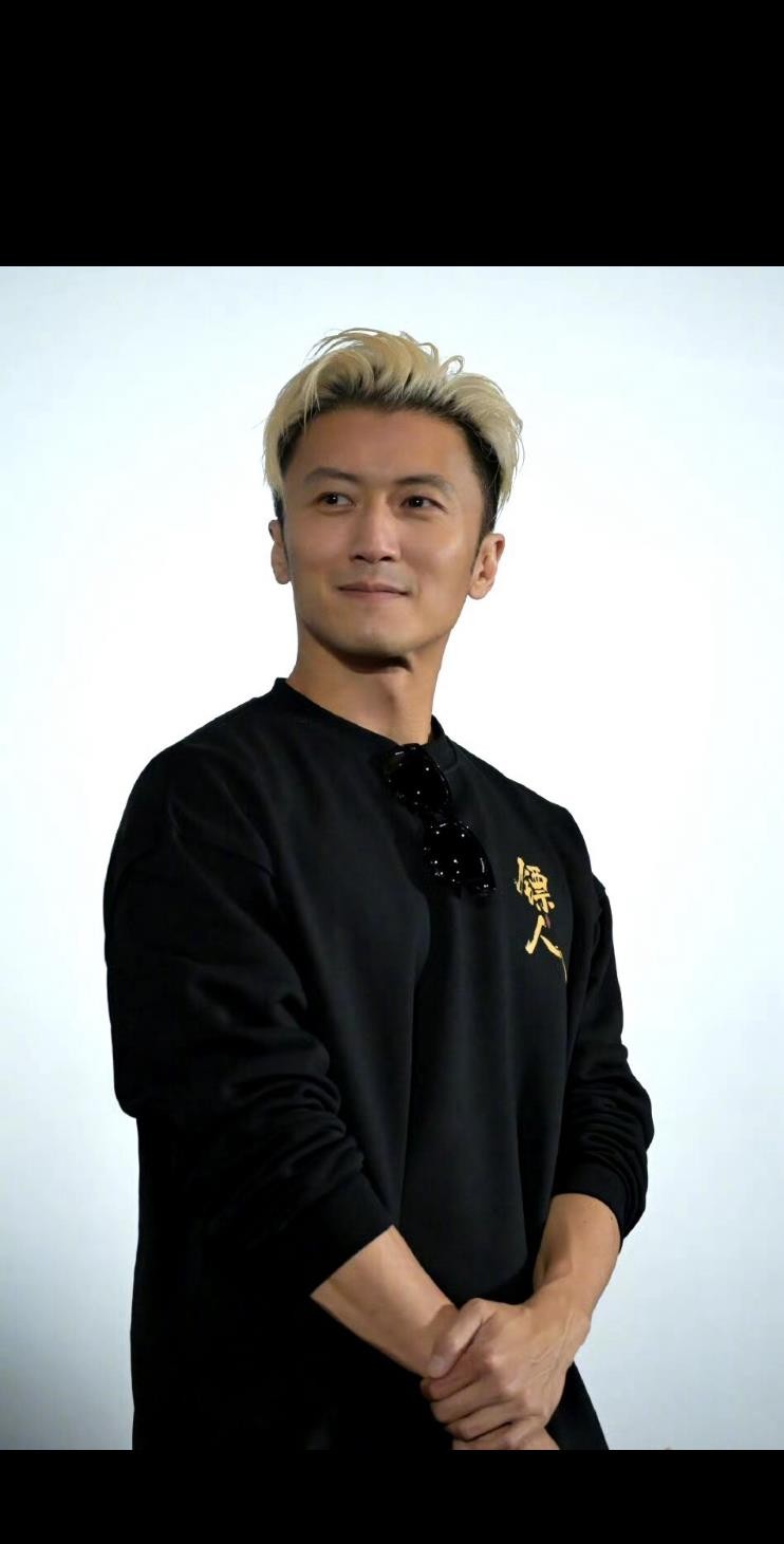 谢霆锋用大半辈子证明，顶着星二代光环的人，也逃不过当爹这道难题。他出生不到一周就登杂志封面，至今还是