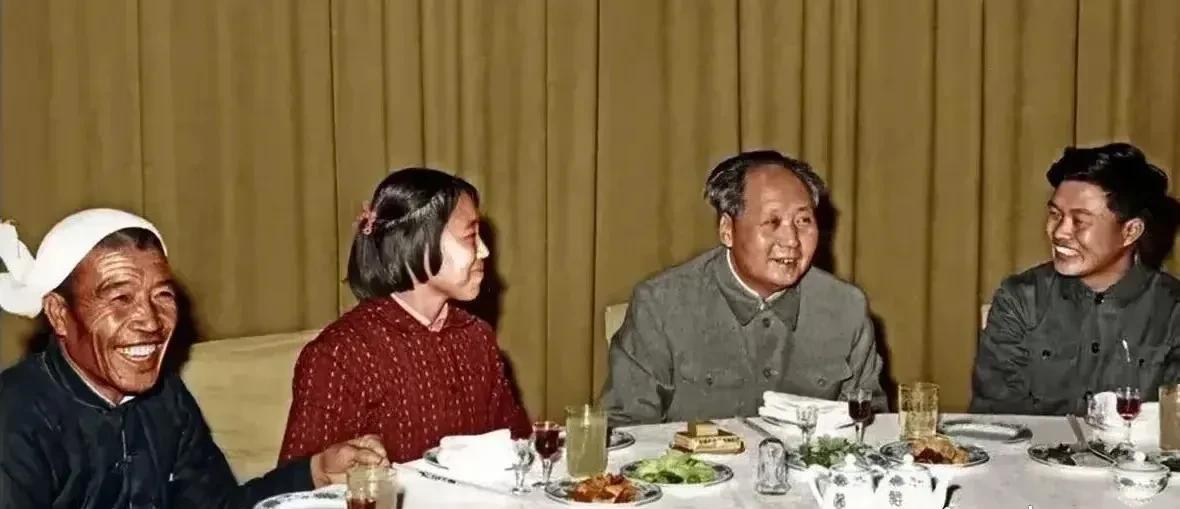 1964年，毛主席宴请农村劳模，他毫无架子，大家无拘无束。毛主席和农民之间，有