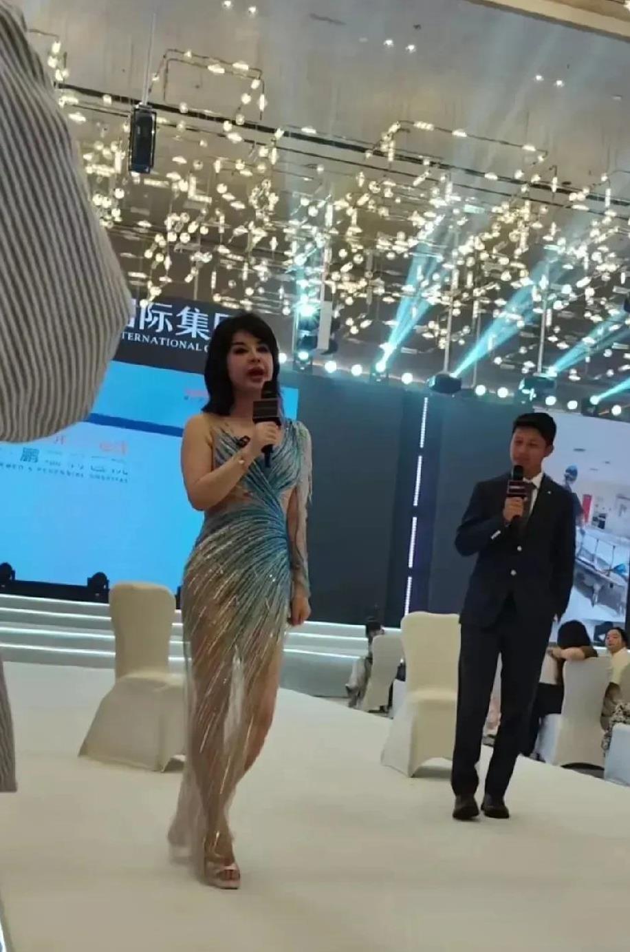 54岁的于会长在公司的展览厅详细给大家介绍公司的瘦身产品。之前有些微胖的她，现在
