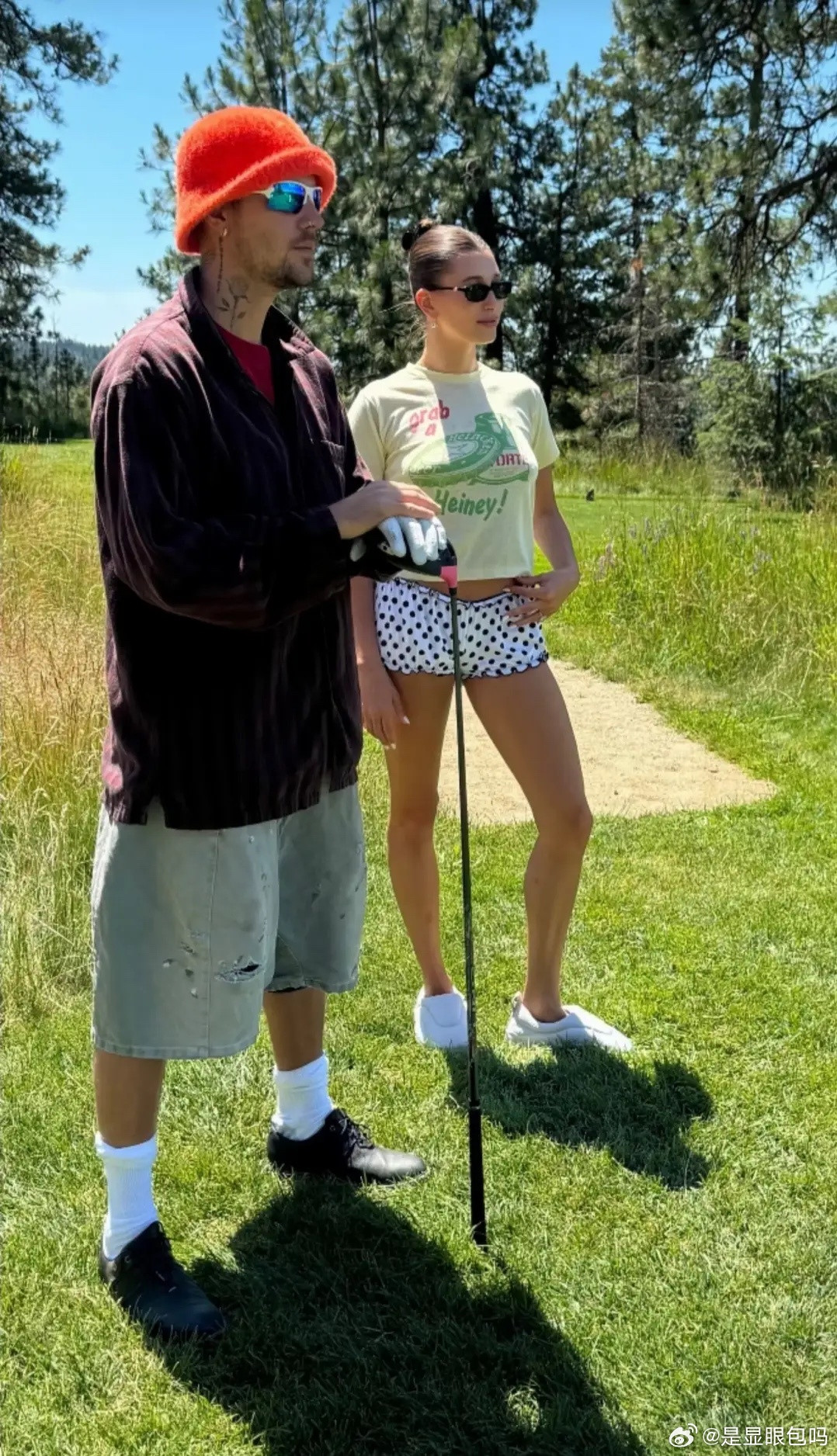 比伯秀恩爱！晒与妻子甜蜜出游照，不修边幅，海莉很美大长腿吸睛！