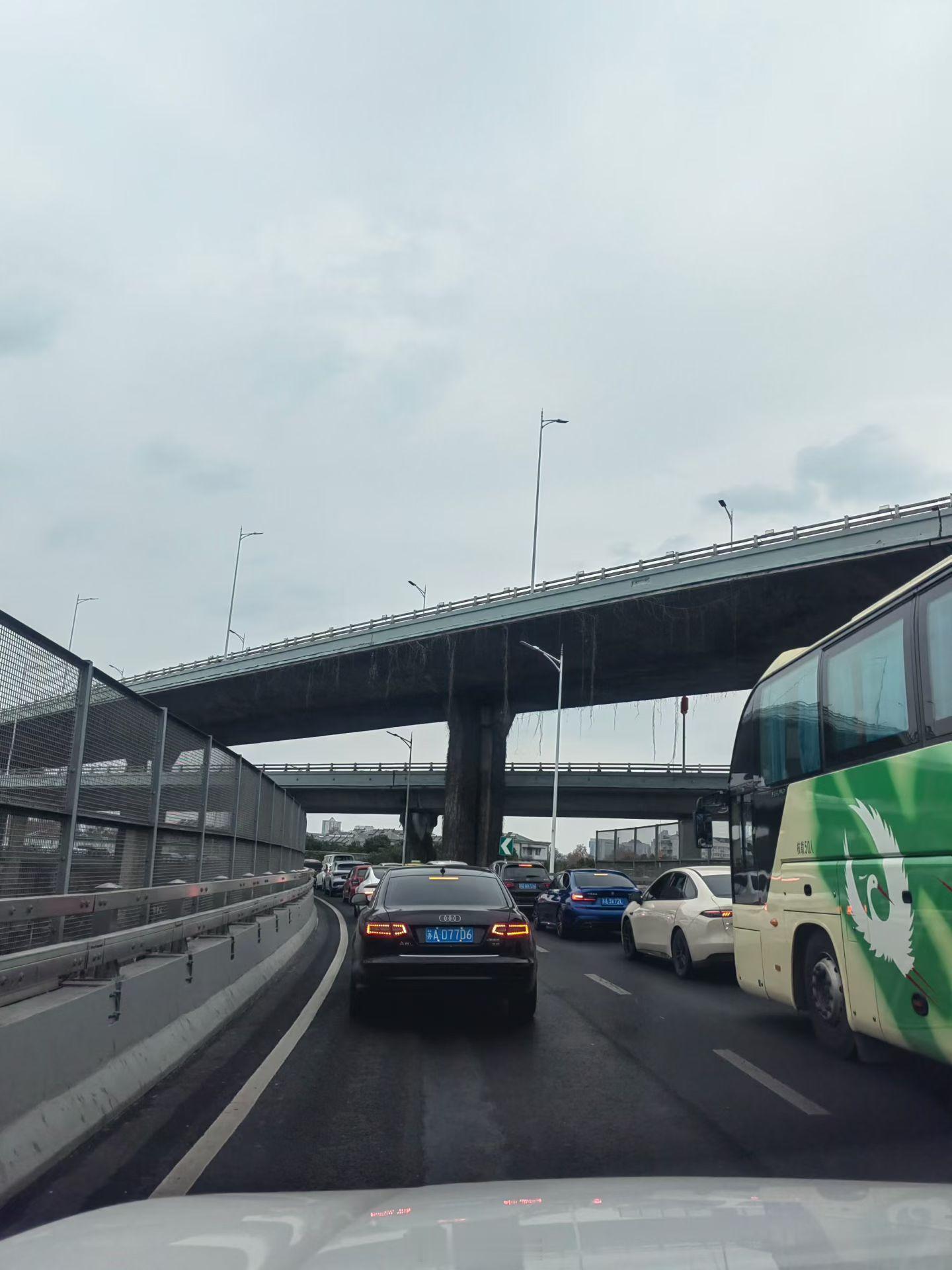 这个点出城的车流已经堵起来了