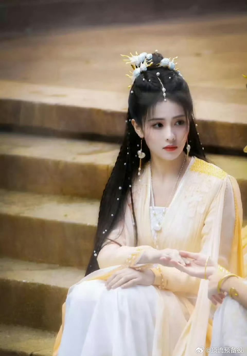 白鹿的妆造运在圈内是比较好的存在了​美女就该穿漂亮裙裙