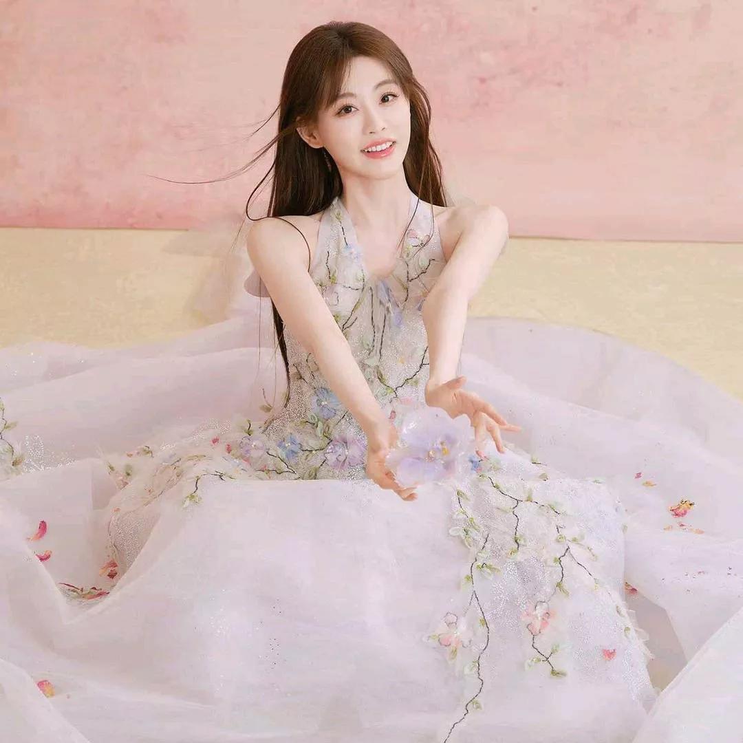 甜美仙气公主裙，花海中的优雅少女温柔花裙少女粉纱公主裙粉裙公主渐变花海仙女