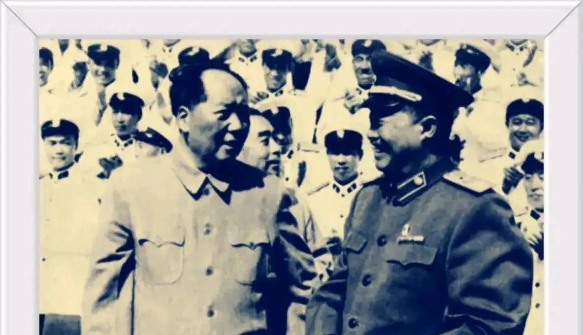 家人们破防了！最近挖到1959年国庆大阅兵后的天安门城楼合影，贺龙元帅一身戎装帅