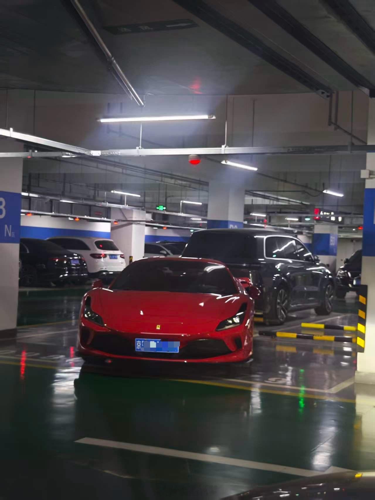 有没有一种可能，两个车位都是李总的