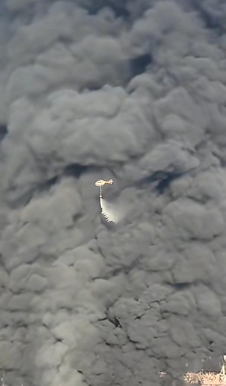 这个空中救援的方式把捉襟见肘杯水车薪具象化了，虽然已经过去几日，可浓烟弥漫还是给