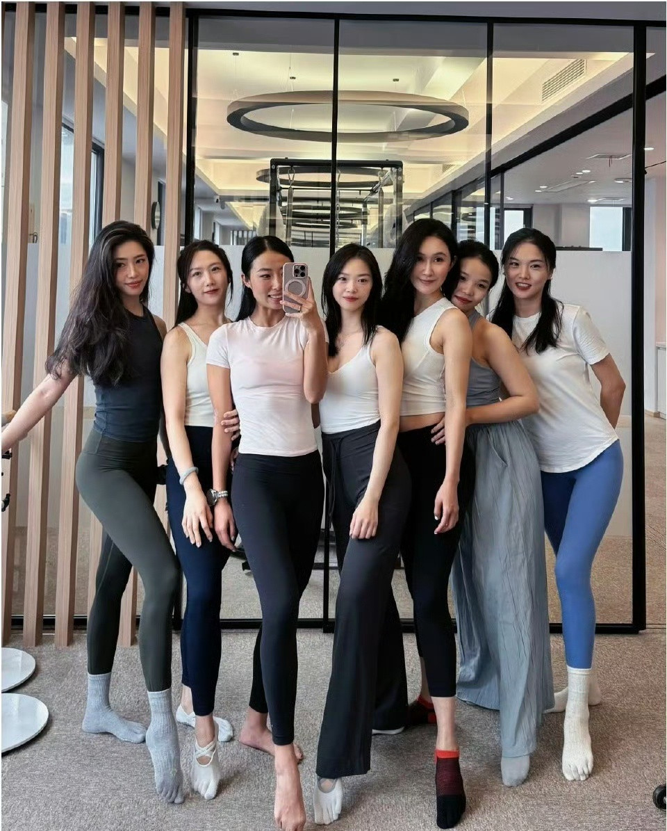 闺蜜团，能一眼看出谁结婚了吗？[捂脸哭]​​​