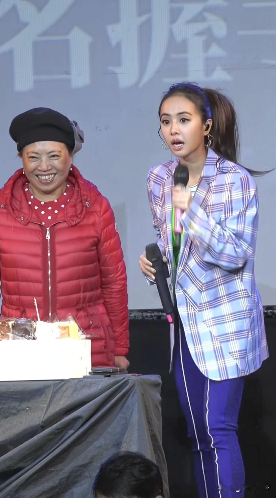 虽然我知道她俩身上全是贵衣服饰品，但搭配的总觉得太接地气了🌚🌚红色适