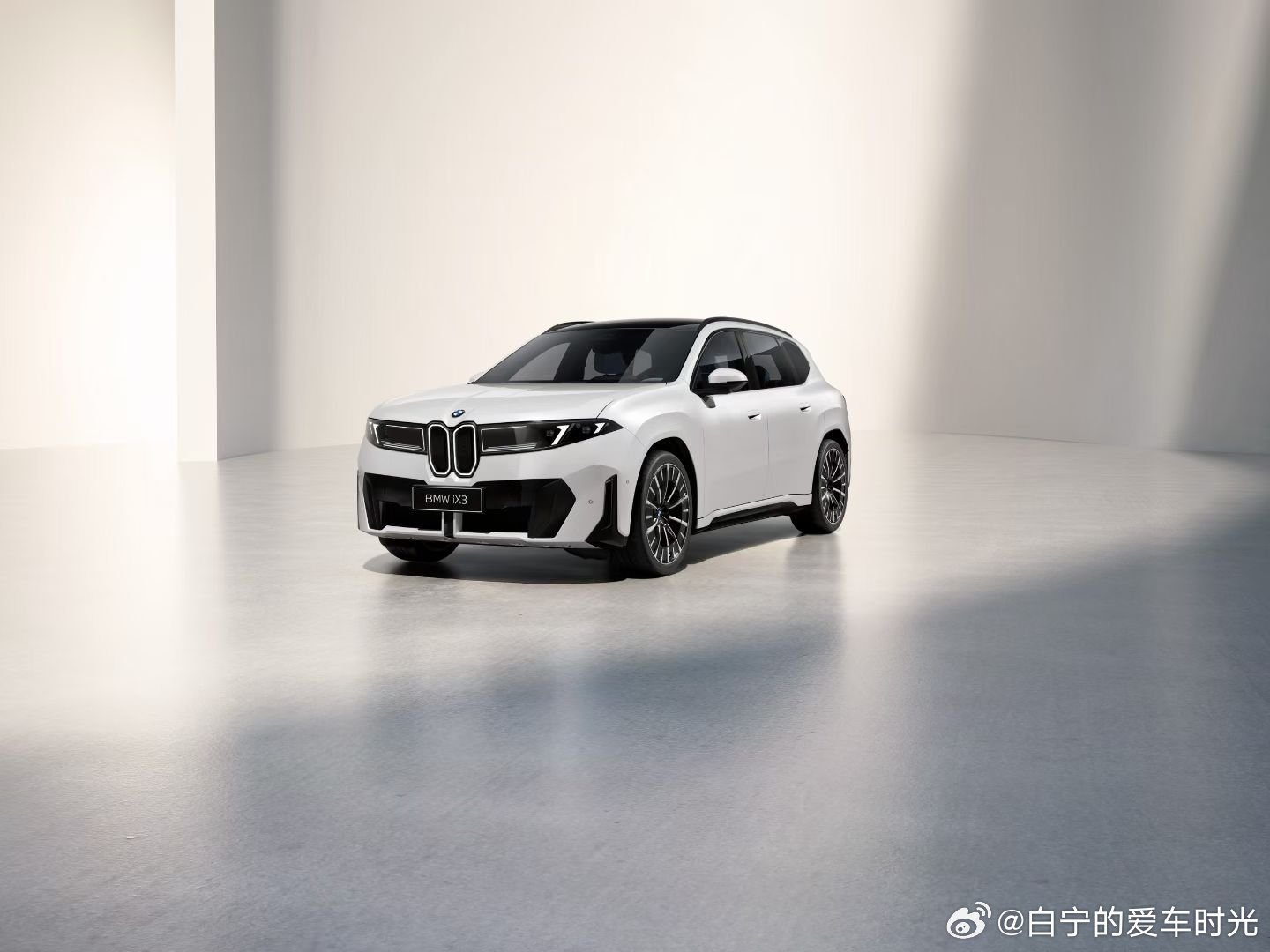 全新宝马ix3提供9种颜色，您喜欢哪个？另外外观上为中国市场做了两处调整：霍氏弯