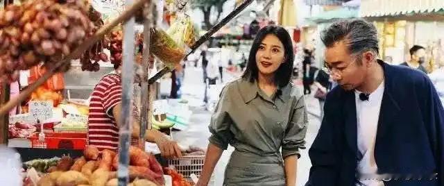 高圆圆澳门逛集市，穿短裙短靴打扮性感还砍价，难怪能迷倒赵又廷！[比心][比心]