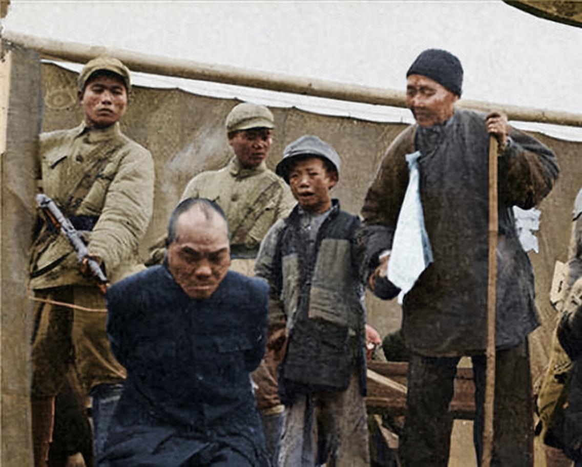 1951年1月19日，广西鹿寨镇举行的一场公审大会，跪在台上的，正是广西榴江县警