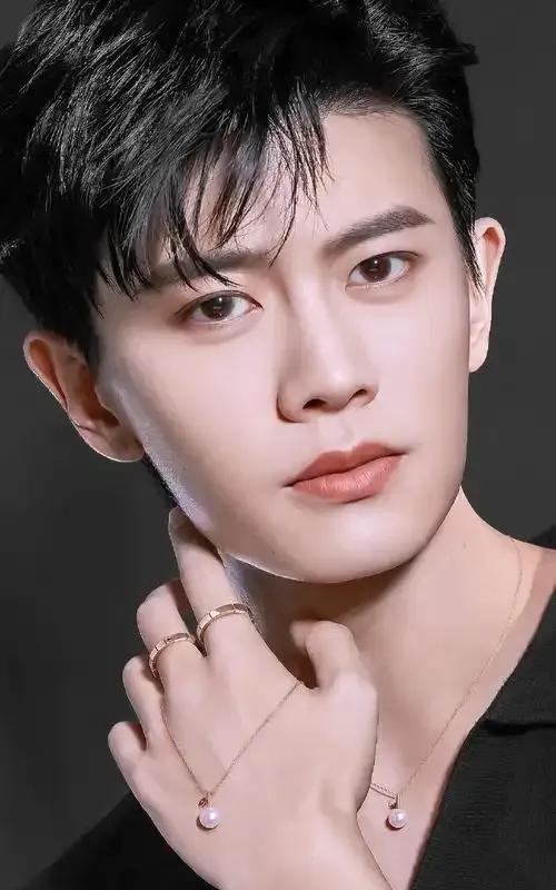 任嘉伦携新剧《风与潮》归来是不是感觉任嘉伦有一段时间没出现在荧幕上啦？可人家一