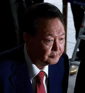 果然不出所科，内乱罪加上叛国罪，前总统尹锡悦死定了？！即便是死里逃生，那也要脱几