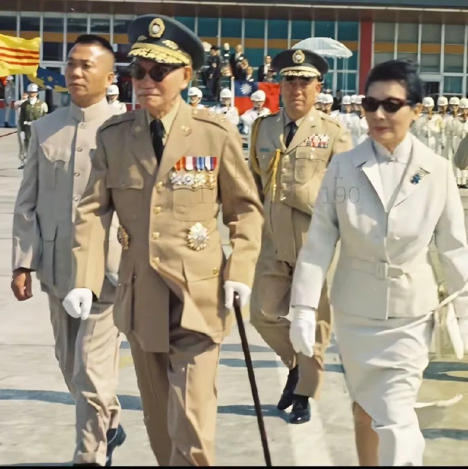 60年代，蒋夫妇参加活动时的一幕，郝柏村紧随其后