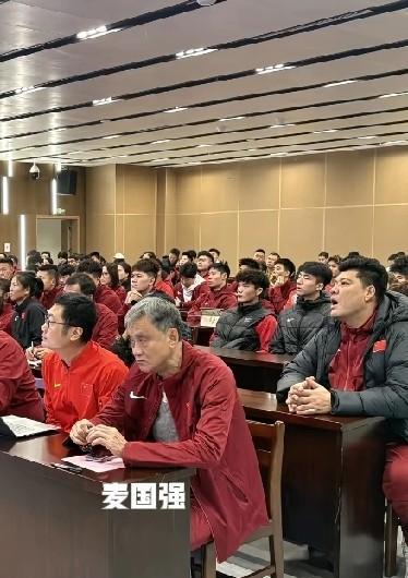 夏思凝落选冬训，只因慢了0.4秒。吴艳妮跑出12秒76，林雨薇飙到12秒74，