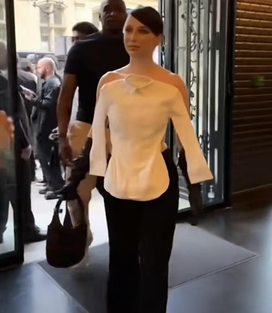 巴黎世家又整活,这衣服外穿的方式真是第一次见,太奇葩了,普通人真看不懂。这种