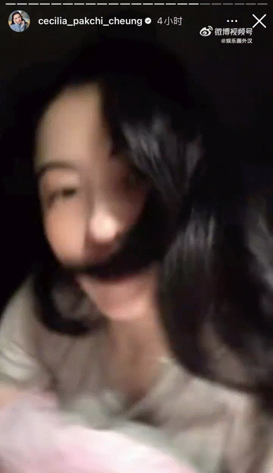 张柏芝开灯瞬间惊艳谁来给我摁下人中了。开灯前是普通人，开灯后是女娲毕设。张柏