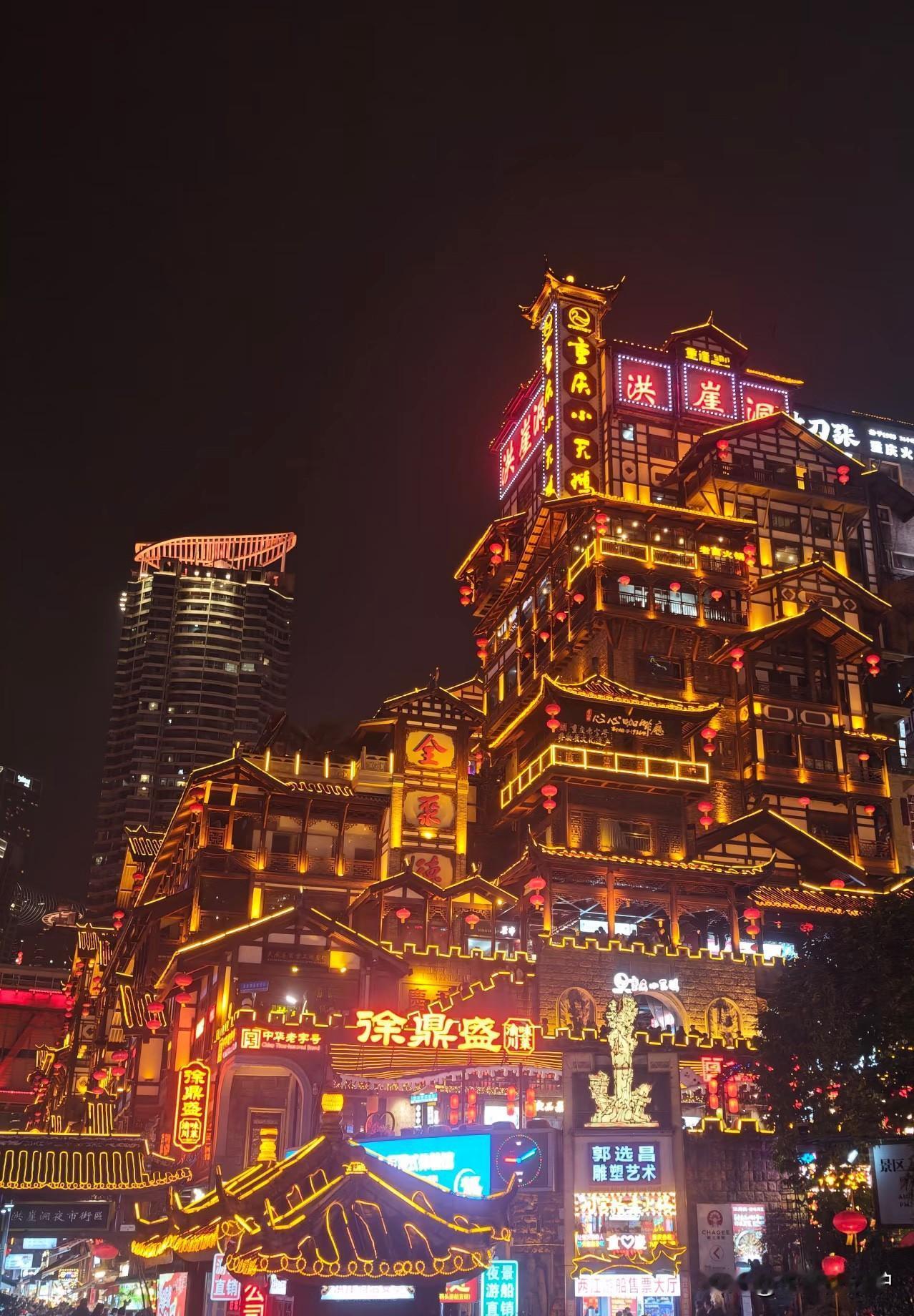 来重庆第三天踩洪崖洞，全程被各路摄影追着问拍照，已经礼貌拒绝N次了，结果遇到个超