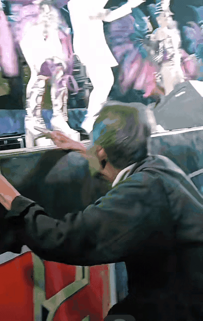 孝顺的孙子带着患阿尔茨海默病的爷爷逛街。给他买水果摆手不要，给他买衣服鞋子也不