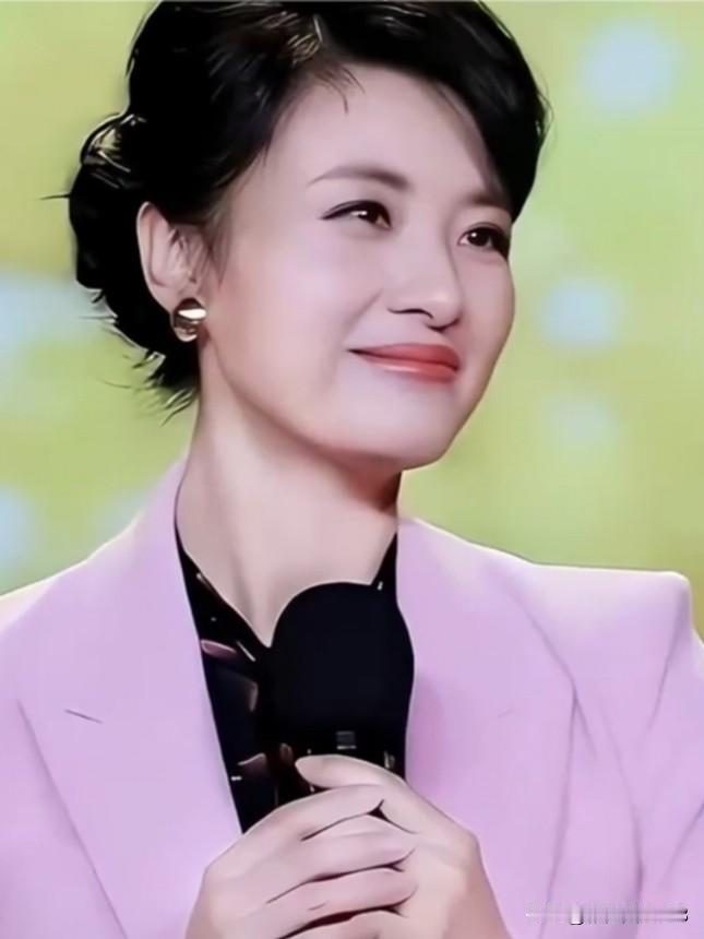 周涛，央视金牌主持，以温婉知性之姿点亮荧屏二十余载。从《综艺大观》到春晚舞台，她
