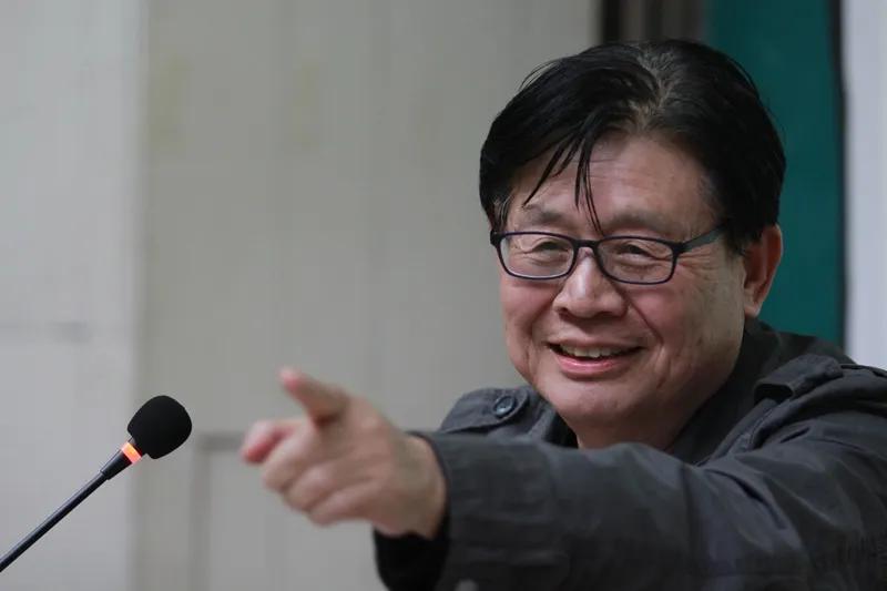 这个校长太大胆了！网友说他们学校的校长，让教师无记名给他提意见。老师本来对他