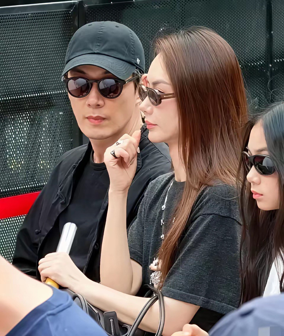 戚薇一家韩国度假，女儿Lucky身高160CM，长发气质清冷，跟她妈妈一样漂亮[
