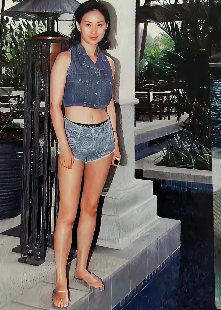 年轻时的何超琼