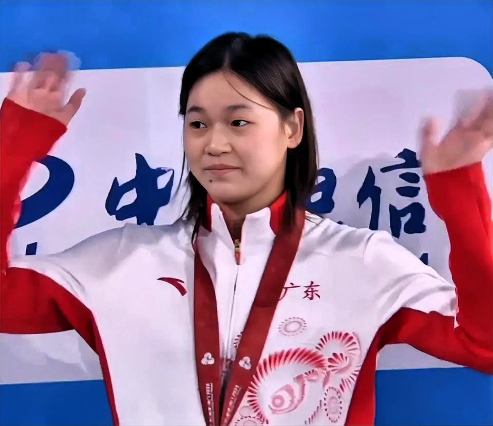 -实力的证明：全红婵与王伟莹配合默契，从起跳、翻腾到入水，动作流畅，水花压得