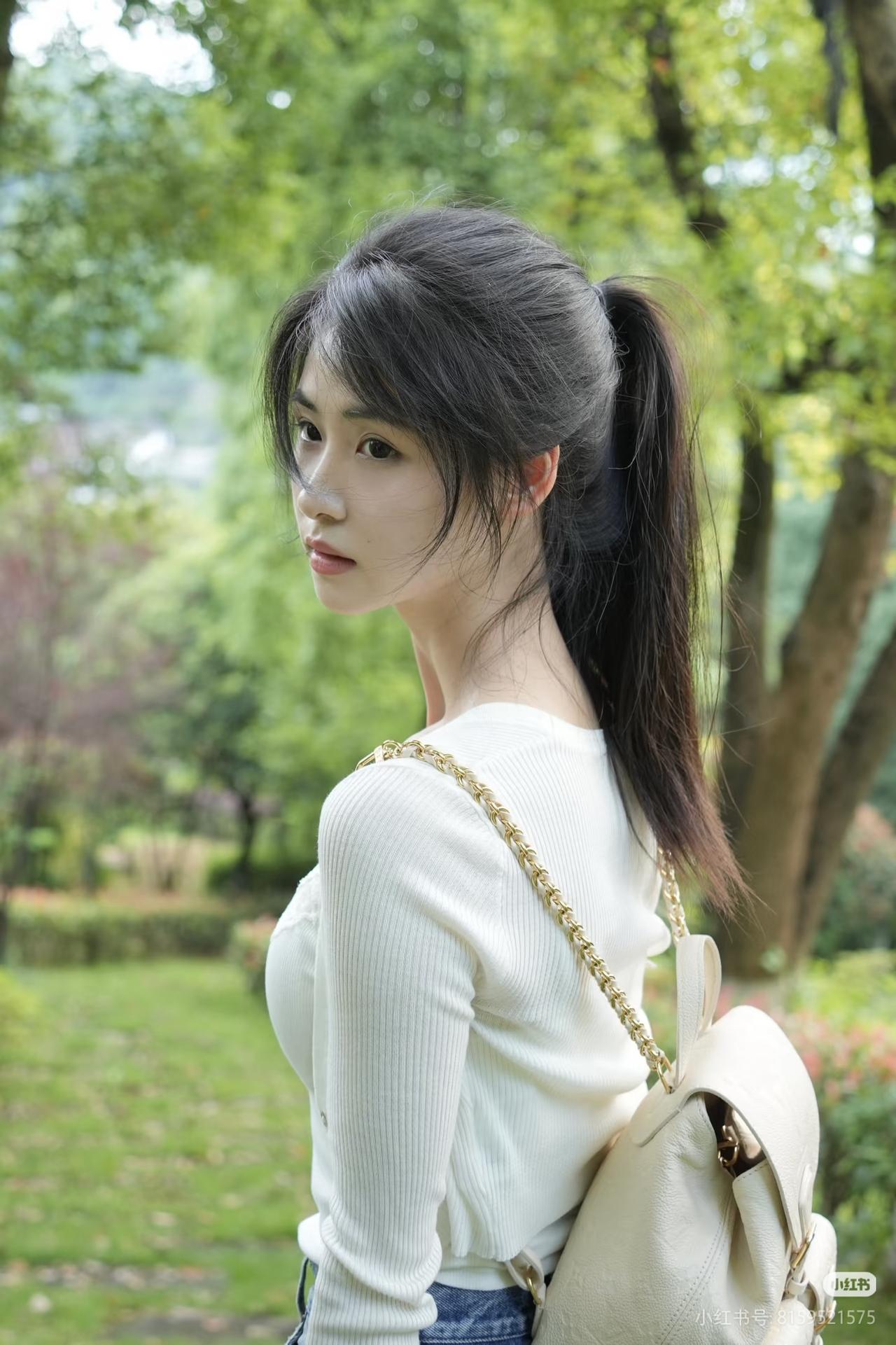 绿树掩映下，佳人倚栏思。