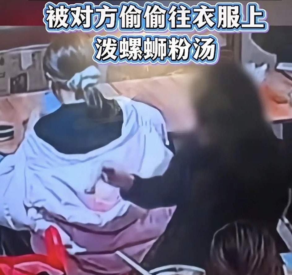 关于保定被泼螺蛳粉事件，大家都在指责这个黑衣女子，我有一点真想明白，