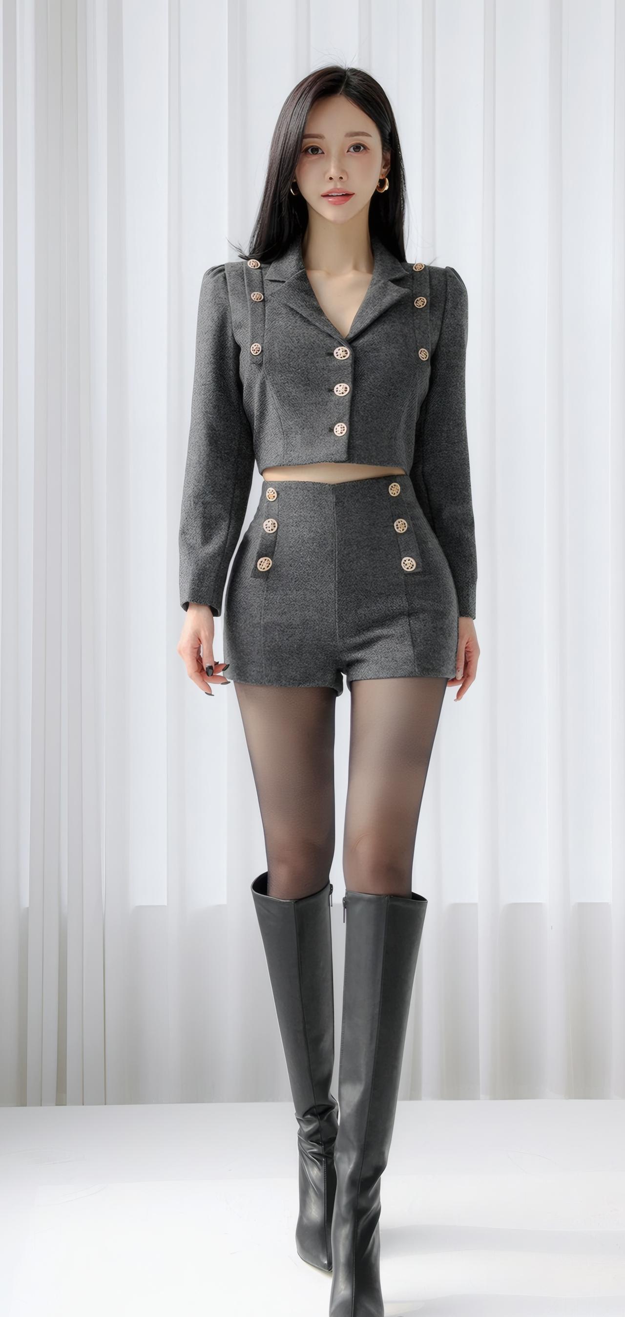 都市女郎穿搭指南：灰色双排扣短外套+黑色高筒靴，时尚又干练！