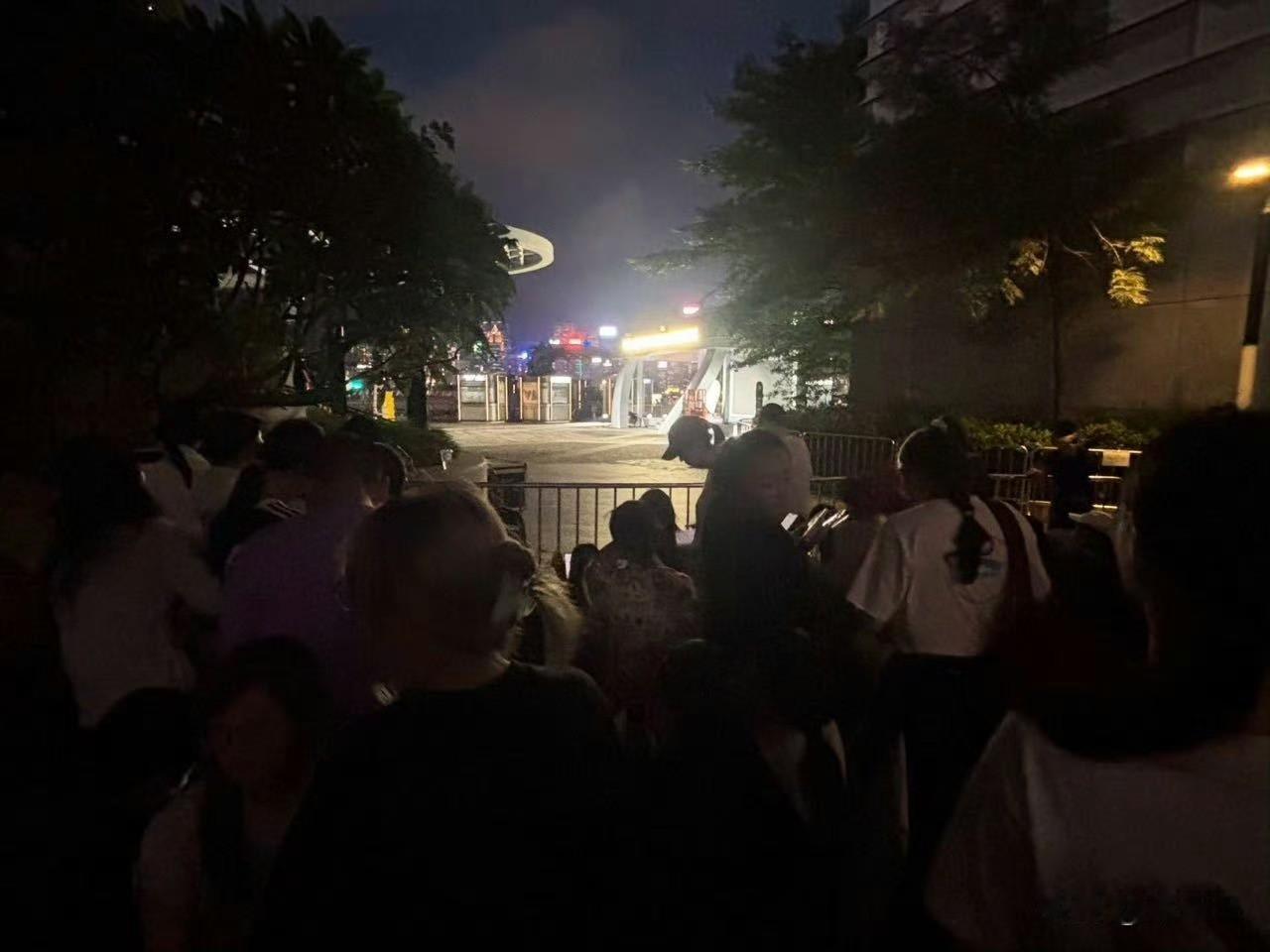 救命啊，小飞侠也太太太卷了[哭哭]明天去的还能看的见人么，现场发来战况，已经排到