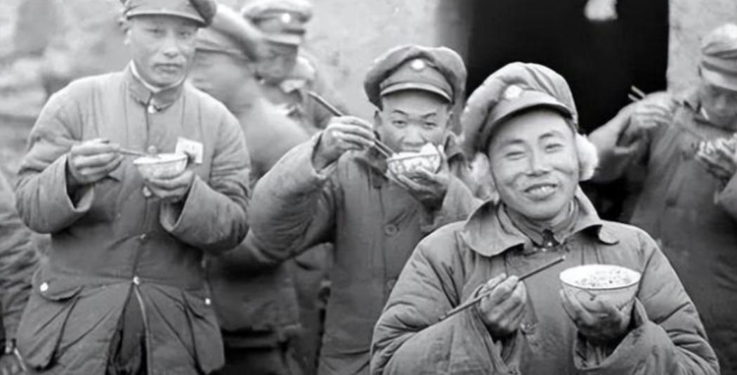 1948年，一国民党士兵饿的受不了，跑到了解放军阵地，背了一袋子馒头回来，战友们