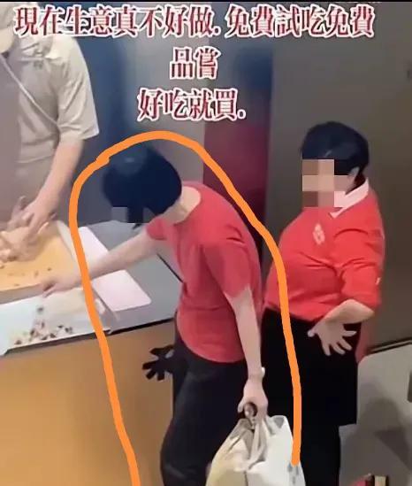 这个来来回回是吃了八次的红衣女子，原来是一名人民教师啊！太丢份了！商场里的这