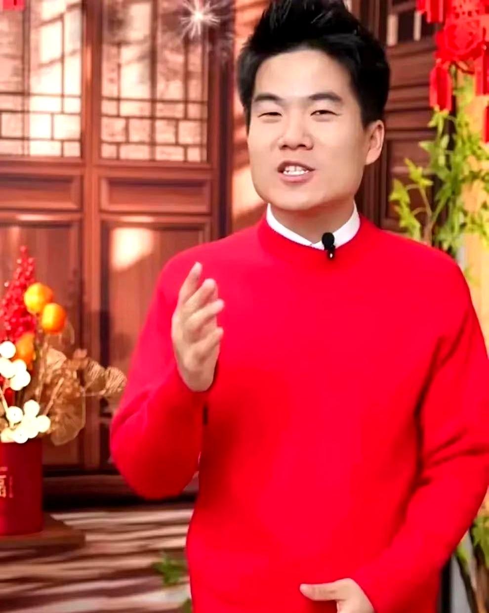 董宇辉在公司年会上，穿得比普通员工还朴素。别人西装革履，旗袍摇曳。